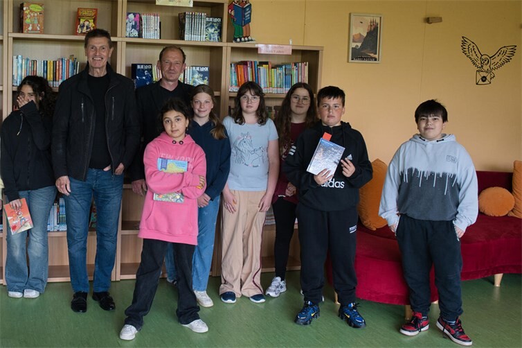 Bildmitte: Detlef Pilger (Vors. des Föredervereins) und Schulleiter Phillipp Binder