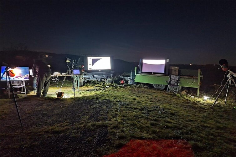 Bildschirme und Teleskope bei einer früheren Beobachtung auf der Rheinbrohler Ley.