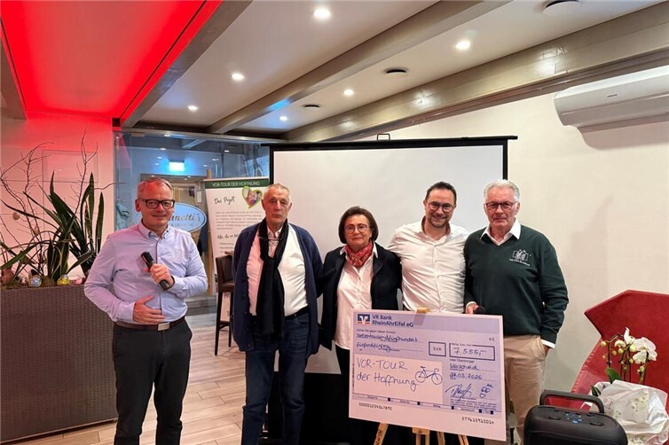 Bildtext: Jürgen Grünwald, Dirk-, Hannelore „Lörchen“- und Karl Paganetti durften sich mit dem VOR-TOUR-Vorsitzenden Bernhard Sommer (von rechts) über eine große Spendenbereitschaft freuen. Foto: Volker Jungbluth / VOR-TOUR der Hoffnung