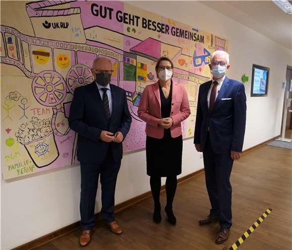 Bildungsministerin Dr. Stefanie Hubig (Mitte) würdigte die Unfallkasse als kompetenten Partner, sehr zur Freude des Vorstandsvorsitzenden Peter Labonte (li.) und Geschäftsführer Manfred Breitbach.Foto: privat