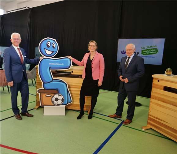 Bildungsministerin Dr. Stefanie Hubig, Oberbürgermeister Peter Labonte (rechts) und Geschäftsführer Manfred Breitbach mit Avatar „Uki“. Er unterstützt Userinnen und User bei der Webanwendung „schulsportideen.de“.