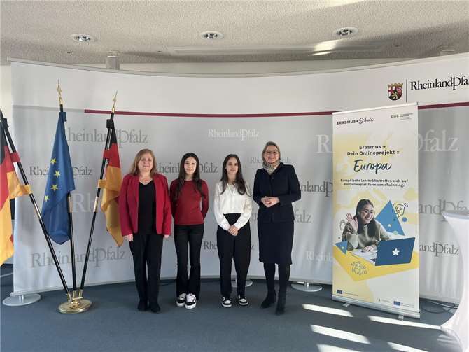 Dr. Stefanie Hubig begrüßt das Gymnasium im Kannenbäckerland als eine der ausgezeichneten eTwinning-Schulen Bildungsministerin Dr. Stefanie Hubig hat die Preisträgerinnen und Preisträger nach Mainz eingeladen. Foto: Helena Wagner/Ministerium für Bildung