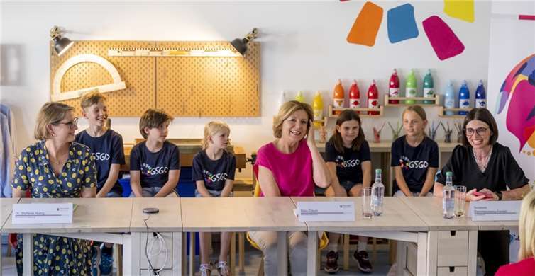 Bildungsministerin Stefanie Hubig, Ministerpräsidentin Malu Dreyer und Schulleiterin Susanne Rammenzweig-Fendel. Foto: © Staatskanzlei RLP/Silz