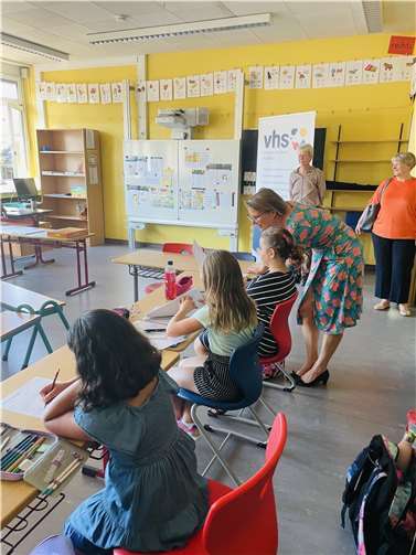 Bildungsministerin Stefanie Hubig bei „Lernen in den Ferien“. Quelle: Stadt Koblenz