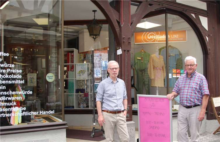 Erfolgreiche Bildungsarbeit für den Fairen Handel Bildungsreferent Karl Hermann Amthauer (links) und Eine-Welt-Vorsitzender Hans-Joachim Schmitz, ziehen Bilanz nach fünf erfolgreichen Jahren Bildungsarbeit für den Fairen Handel. Foto: Eine-Welt Linz e.V.