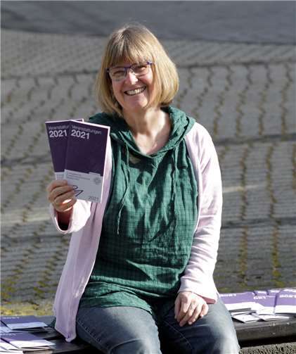 Bildungsreferentin Regina Kehr präsentiert das neue Programm der Evangelischen Erwachsenenbildung vor dem Karl-Herbert-Haus in Westerburg.Foto: Sabine Hammann-Gonschorek