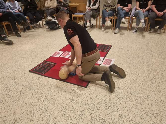 Bildunterschrift: An einer Puppe konnten Teilnehmende die spezifische Beatmung und Herzdruckmassage einüben.  Foto: Lisa Heidger