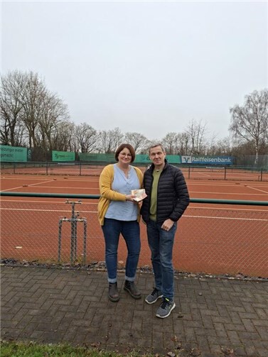 Bildunterschrift: Bereichsleitung der sozialen Dienste im Caritasverband Rhein-Mosel-Ahr e. V., Christiane Böttcher (l.) bedankt sich herzlich bei Christian Eißing, Vorsitzender des TC Obere Grafschaft, für die großzügige Spende.  Foto: Anna Böttcher