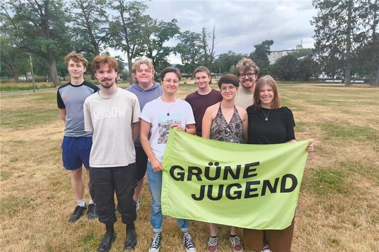 Bildunterschrift: Der neue Vorstand der GRÜNEN Jugend: Vorne links nach rechts: Rocco Schwarz, Lars Marquardt, Editha Schmid, Maike Moravec, Hinten links nach rechts: Marius Weidenbach, Elias Dahm, Eric Belz, Jerry Upgang; fehlend: Marten Jebe