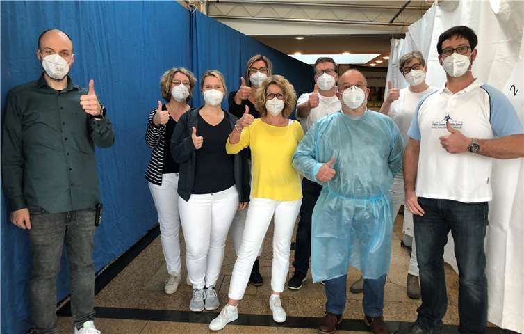 Bildunterschrift: Impfteam und Pflegedienstleitung im Ignatius-Lötschert-Haus freuen sich über die erfolgreiche Durchführung der Erstimpfung.Foto: Dernbacher Gruppe Katharina Kasper