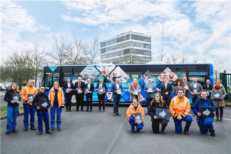 Bildunterschrift: Präsentieren gemeinsam die Auszubildenden-Kampagne „Westerwälder Naturtalente“: v.li. hinten: Dr. Andreas Reingen/Vorstand Sparkasse Westerwald-Sieg, Jürgen Marx/Leiter Human Resources/Schütz GmbH & Co. KGaA, Gerhard Grün/stv. Vorstand/Sparkasse Neuwied, Sven Becker/Leiter Aus- und Weiterbildung/Schütz GmbH & Co. KGaA, Achim Hallerbach/Landrat Kreis Neuwied, Gabriele Wieland/1. Beigeordnete Westerwaldkreis, Dr. Peter Enders/Landrat Kreis Altenkirchen, Harald Schmillen/Geschäftsführer Wirtschaftsförderung Kreis Neuwied, Anke Hüsch/Projektleitung attentio :: online- & werbeagentur GmbH, Karl-Ernst Starfeld/Vorsitzender der Geschäftsführung der Agentur für Arbeit Neuwied, Patrick Schumacher/Geschäftsführer attentio :: online- & werbeagentur GmbH, Elmar Wagner/Vorsitzender der Geschäftsführung der Agentur für Arbeit Montabaur, Sandra Köster/Vorständin Wir Westerwälder gAöR; vorne: Auszubildende der Schütz GmbH & Co. KgaA aus unterschiedlichen Bereichen von AnlagemechanikerIn über Industriekaufrau/mann bis ZerspanungsmechanikerIn.  Fotomontage: Wir Westerwälder
