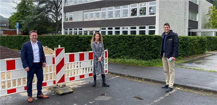 Bildunterschrift (v. l.): Marcel Caspers, Bürgermeister der Verbandsgemeinde Bad Breisig, Jana Hrabowski, Schulleiterin der Lindenschule und Fabian Vocktmann, Regionalmanager bei Westenergie, freuen sich über den Anschluss der Schule ans Glasfasernetz.Foto: VG Bad Breisig
