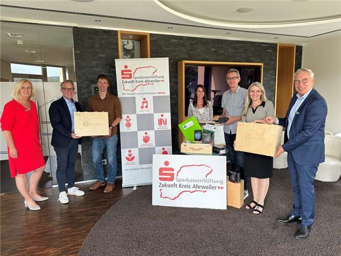 Bildunterschrift: (v.li. nach re.): Gisela Lürwer, SparkassenStiftung Zukunft Kreis Ahrweiler, David Bongart, Geschäftsführer Zukunftsregion Ahr e.V., Sebastian Spilles, Barbarossa Schule Sinzig, Sarah Preussner, Zukunftsregion Ahr e.V., Hubert Ewers, Are-Gymnasium, Dr. Annette Gies, Gymnasium Calvarienberg, Achim Gemein, Stiftungsvorstand SparkassenStiftung Zukunft Kreis Ahrweiler.  Foto: Marco Seydel / Kreissparkasse Ahrweiler