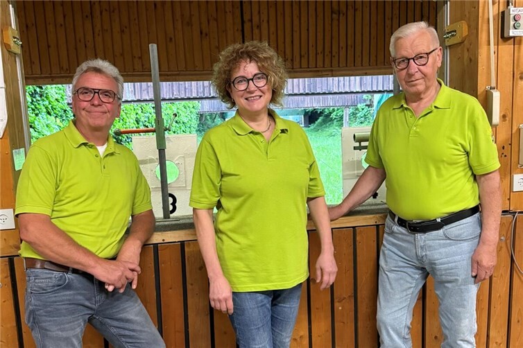 Bildunterzeile: Auch die früheren Bezirksmajestäten der St. Sebastianus Schützenbruderschaft Waldbreitbach, Thomas Over, Jürgen Maack und Andrea Reiprich hoffen auf viele Gäste beim Bezirksschützenfest am 13. und 14. Juni
