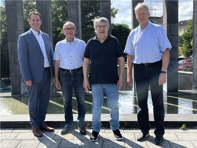Bildunterzeile: Der alte und neue Vorsitzende des Seniorenbeirates der Verbandsgemeinde Weißenthurm, Hajo Reif (2. von links) mit seinen Stellvertretern Norbert Besmens (rechts) und Wilfried Zils (2. von rechts) sowie VG-Bürgermeister Thomas Przybylla (links). Foto: VG Weißenthurm / Katharina Demleitner