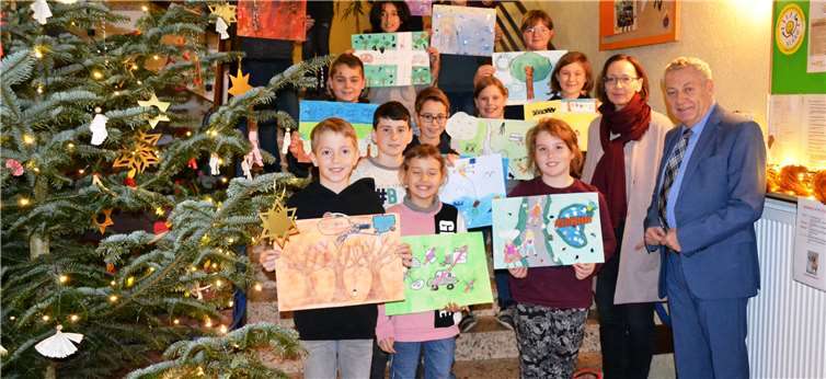 Bildunterzeile: In der Grundschule Bruttig-Fankel nimmt Mia (vorne rechts)stolz Ihren Siegerpreis aus den Händen von Landrat Manfred Schnur entgegen.