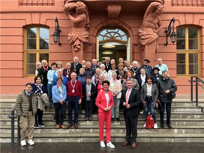 Bildunterzeile: Petra Schneider MdL und Horst Gies MdL mit dem Eifelverein Bad Breisig und den Rosenfreunden Löhndorf. Foto: Petra Schneider, MdL (CDU)