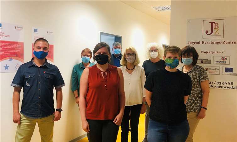 Bildunterzeile: (v.l.n.r.): Christopher Stendebach, Geschäftsführerin Kriemhild Seegers, Erika Koch, 1. Kreisbeigeordneter Michael Mahlert, Geschäftsführerin Klaudia Krämer, Brigitte Wloch, Diana Will und Beate Zwick.