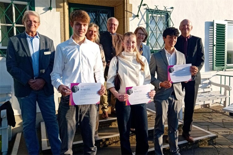 Bild:vordere Reihe die Preisträger v. lks.: Jan-Frederik Martin, Maja-Maria Simons, Adrian Szypryt AbilleiraDahinter v.lks: vom Lions Club Rhein-Wied: Eberhard Mandel, Vorsitzender des Fördervereins, Dr. Anne-Dörte Herzog, Präsidentin, Hellmuth Buhr Mitinitiator des Preises; Frau Sabine Schößler, Geschäftsführerin der Stiftung; Herr Stefan Vesper, Vorsitzender des Vorstands der Stiftung
