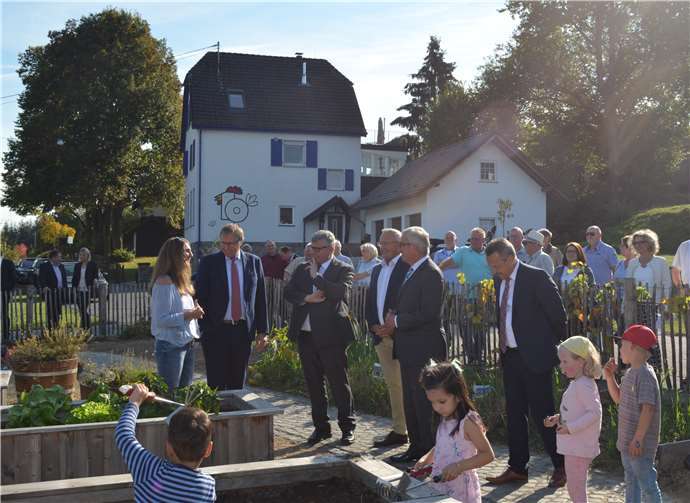 Bildvordergrund (v.l.n.r.): Fr. Angela Wessel, Leiterin der Kita Straßenhaus im Gespräch mit Ortsbürgermeister Achim Braasch, Planungsdezernent Michael Mahlert, Landrat Achim Hallerbach, Innenminister Roger Lewentz und Bürgermeister Hans-Werner Breithausen.Kreisverwaltung
