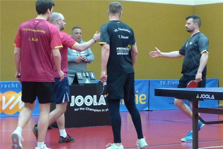 Bildzeile: Mendiger Doppel (v. l.) Lukas Kalt/Jan Hillesheim nimmt die Glückwünsche des unterlegenen Doppels aus Oberbieber Thomas Bauer/Carmelo Campailla entgegen