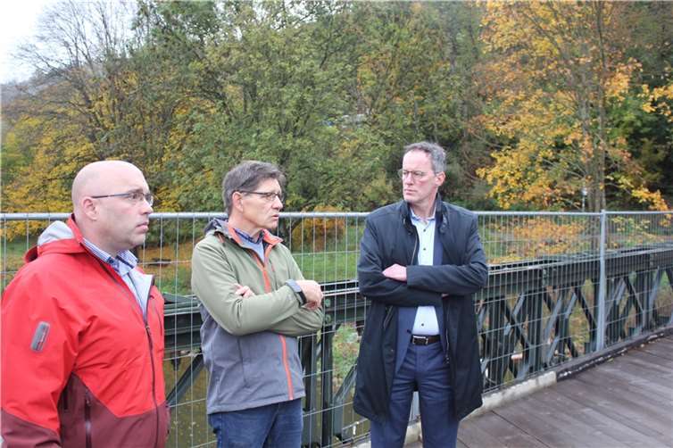 Bildzeilen: Peter Richrath (Mitte) im Gespräch mit Innenminister Michael Ebling und dem Leiter des Verbindungsbüros Wiederaufbau im Ahrtal, Thomas Weimer.  Foto: EA/ Adams