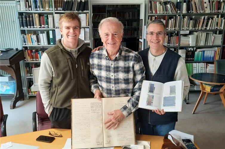 Bill Landsberg mit Sohn James Ernst und Enkel William Garrison Landsberg im Stadtarchiv.Foto: Bernd Geil / Stadtverwaltung Lahnstein