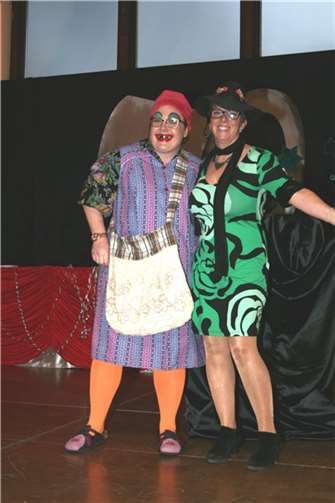 Heitere Jubiläumssitzung Billa (Agnes Marx) und Bella (Judith Kreiensiek) sorgten für allerbeste Stimmung.
