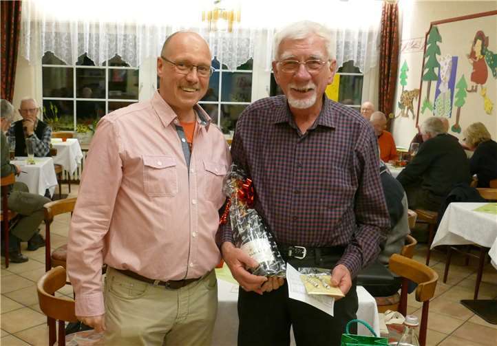 Bingo-Abend Organisator Jürgen Schumacher (links) gratuliert seinem „Namensvetter“ Erich Schumacher zum Gewinn des ersten Hauptpreises. Foto: G. Schwarz