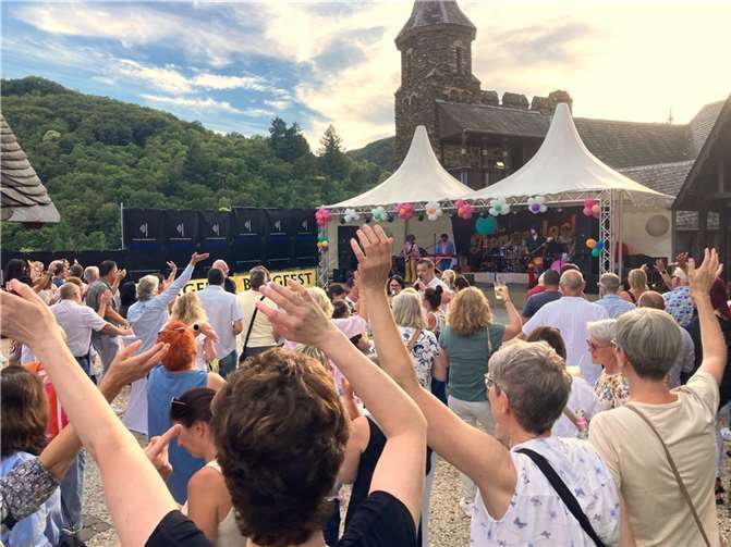 Binnen kürzester Zeit bewegten sich die Hände der Burggäste beim Schlagersound im Takt zum Himmel. Fotos: TE