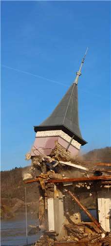 Binnen kürzester Zeit wurde die Burg dem Erdboden gleich gemacht. Foto: Edgar Berresheim