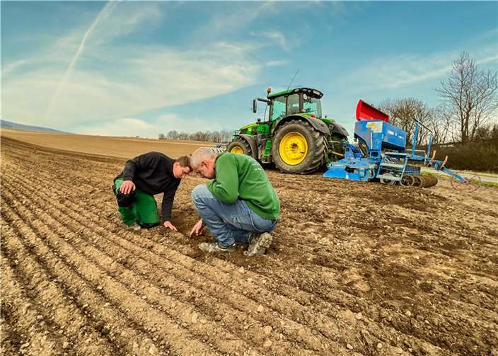 Bioland-Landwirt Michael Ullenbruch auf dem Braugerstenfeld für die VULKAN Brauerei bei Maria Laach.  Foto: VULKAN Brauerei