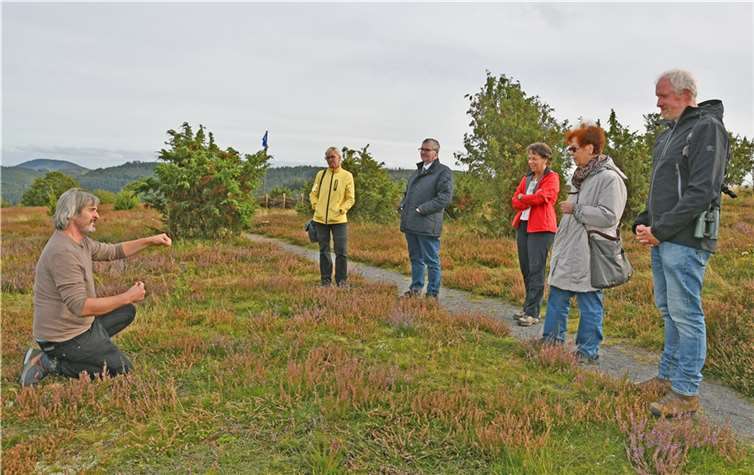 Biologe Jörg Hilgers (links) erläuterte Vertretern der Kreisverwaltung Mayen-Koblenz, der Ortsgemeinde Langenfeld und der SGD Nord die Besonderheiten der Wacholderheide und was in den nächsten Jahren zu tun ist.Foto: Kreisverwaltung Mayen-Koblenz