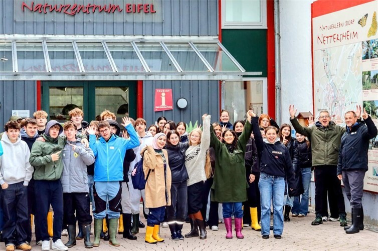 Biologie zum Anfassen – Die Leistungskurse Biologie des 11. Jahrgangs des Are-Gymnasiums vor dem Naturzentrum Eifel