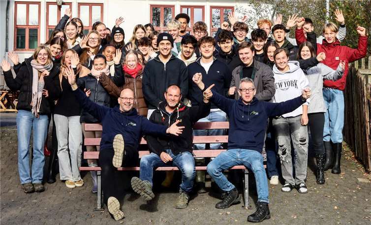 Biologie zum Anfassen - die Schülerinnen und Schüler der Leistungskurse Biologie in Nettersheim. Foto: Hubert Ewers