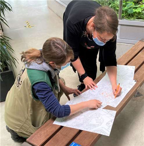 Biologin Alexandra Japes vom Zoo Neuwied im Gespräch mit Illustratorin Ina Lohner. Foto: Zoo Neuwied