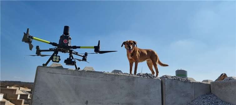 Biologische Ortung (Hunde) und technische Ortung (Drohne) haben ihre Vorteile und Grenzen, sie ersetzen sich gegenseitig nicht, aber sie ergänzen sich optimal.Foto: Rettungshundestaffel Westerwald e.V.