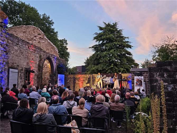 „Birds of a Feather“ und das historische Ambiente des Florinshofs in Obermendig stehen auch in diesem Jahr wieder für ein besonderes Sommerkonzert. Archiv-Foto: VG-Verwaltung Mendig