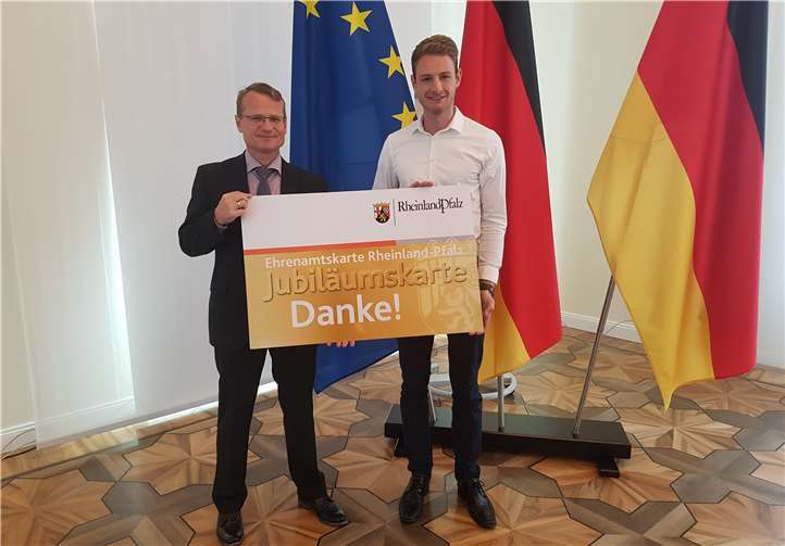 Birger Hartnuß, Leiter der Leitstelle Ehrenamt und Bürgerbeteiligung der Staatskanzlei Rheinland-Pfalz (l.) und Marco Feilen, Ehrenamtsbeauftragter der Kreisverwaltung Mayen-Koblenz mit der neuen Jubiläums-Ehrenamtskarte. Kreisverwaltung Mayen-Koblenz