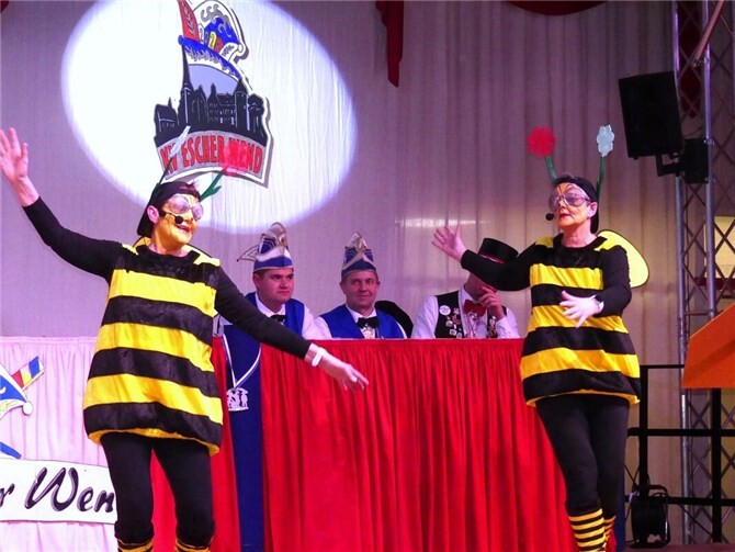 Birgit Abel und Dani Schäfer schwirrten als amüsant agierende Drohnen über das Escher-Wend-Parkett.