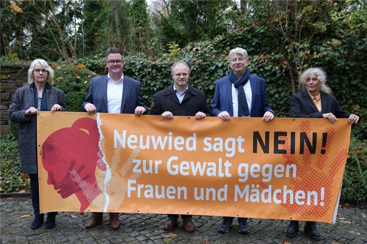 Birgit Bayer (links) und Astrid Thol (rechts) organisieren als Gleichstellungsbeauftragte der Stadt Neuwied auch eine Banneraktion an den Verwaltungsstandorten. Neuwieds Stadtvorstand, Oberbürgermeister Jan Einig (Mitte), Bürgermeister Peter Jung (2. v.l.) und Beigeordneter Ralf Seemann (2. v.r.) unterstützen die Aktion ausdrücklich.