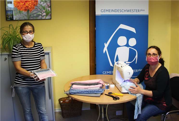 Birgit Boos (li.) mit einer Auswahl an selbstgenähten Alltagsmasken für die hochbetagten Menschen und auf der rechten Seite Heike Chandoni.