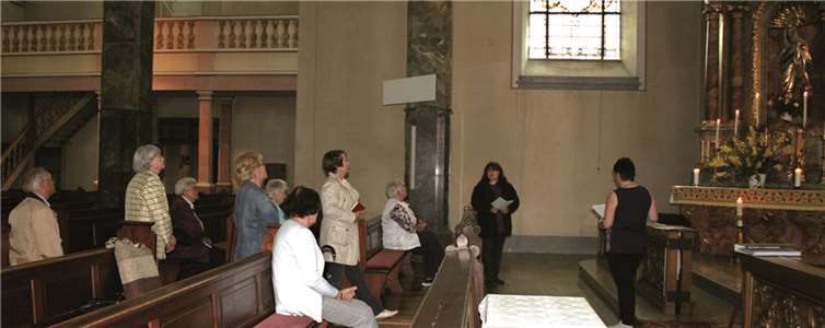 Birgit Busenkell, Christine Urmersbach-Hohnenstein und Kurt Busenbender erläuterten den Interessierten die Mariendarstellungen in der Krufter Pfarrkirche. privat