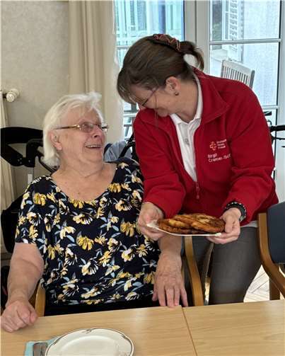 Birgit Cremer-Schmitt (re.) vom DRK-OV Bad Breisig brachte die Reibekuchen zum Betreuten Wohnen „Weißes Ross“ und hatte beim Verteilen der Leckereien viel Spaß mit den Bewohnerinnen und Bewohnern