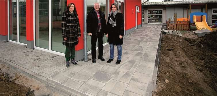 Birgit Dreser, Volker Mendel und Andrea Engel vor dem neuen Anbau des Kindergartens Raubach.WT