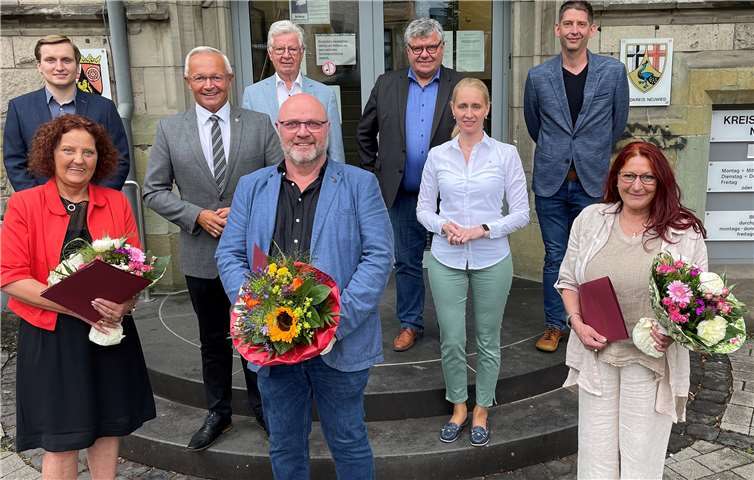 Birgit Eisenhuth (vorn von links), Erhard Bierbrauer und Bettina Veith-Werner haben ihr 40-jähriges Dienstjubiläum gefeiert. Es gratulierten (hinten von links) Philipp Stuntz vom Personalrat, Landrat Achim Hallerbach, die Kreis-Beigeordneten Werner Wittlich und Michael Mahlert, Büroleiterin Diana Wonka sowie Karsten Rodigast vom Kreismedienzentrum. Foto: Kreisverwaltung