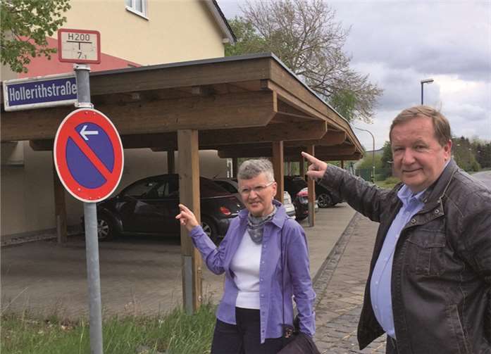 Birgit Formanski und Jürgen Lüdemann weisen auf die veränderte Situation „Am neuen Wasserwerk“ hin.privat