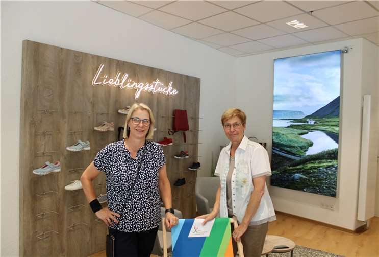 Birgit Gafinen und Gisela Dieringer im Stammhaus des traditionsreichen Schuhhaus Rollmann.  Foto: DU
