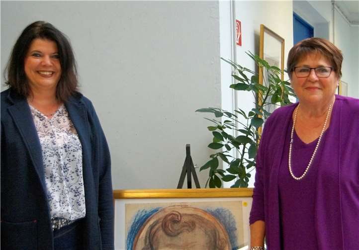Birgit Gilles (li) und Ulla Trees-Kellerhaus freuen sich über die Präsentation der Kunstwerke ihres Vaters und Großvaters.Fotos: MIH