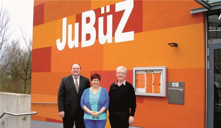 Birgit Korn, vom JuBüZ, mit den Ratskandidaten Thorsten Schneider (l.) und Manfred Bastian.  privat